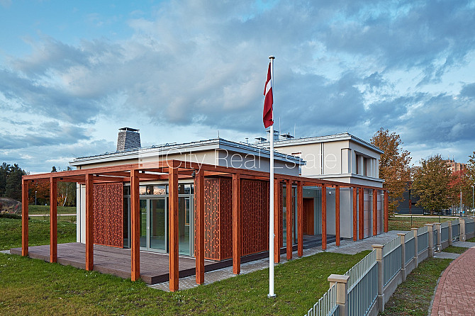 Частный дом, благоустроенная озеленённая территория, подъездная дорога покрыта Рига - изображение 1