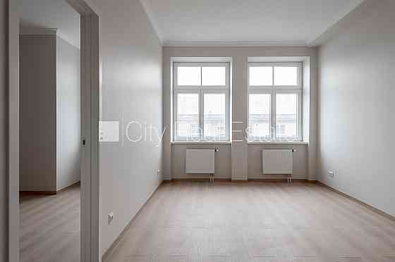 Земля в собственности, фасадный дом, реновированный дом, закрытый двор, Рига