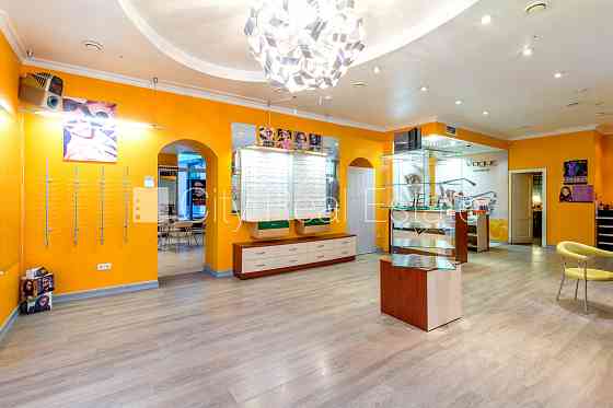 Дом во дворе, реновированный дом, кирпичные стены, фасад с декоративной Rīga