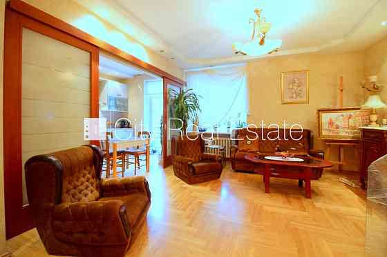 Земля в собственности, фасадный дом, кирпичные стены, закрытый двор, въездные Рига