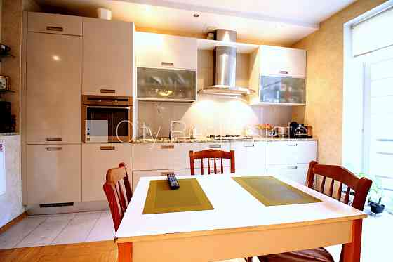 Земля в собственности, фасадный дом, кирпичные стены, закрытый двор, въездные Рига