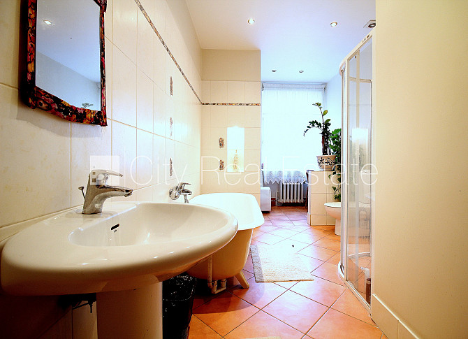 Земля в собственности, фасадный дом, кирпичные стены, закрытый двор, въездные Рига - изображение 12