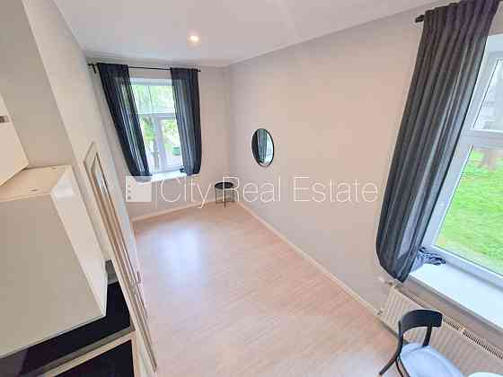 Здание во дворе, реновированный дом, закрытый двор, вход со двора, лестничная Rīga