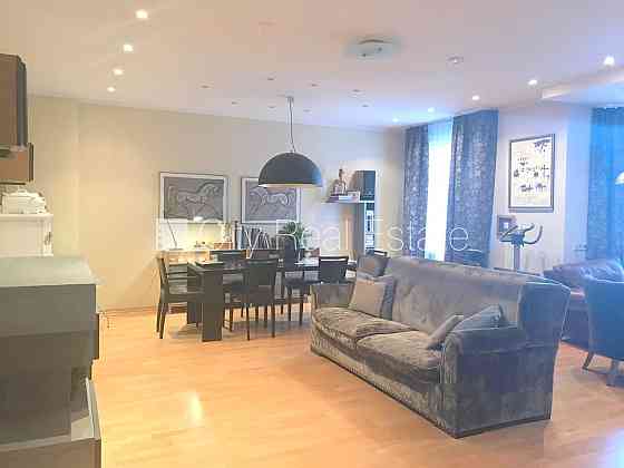 Фасадный дом, закрытый двор, место для машины, вход с улицы, лестничная клетка Rīga