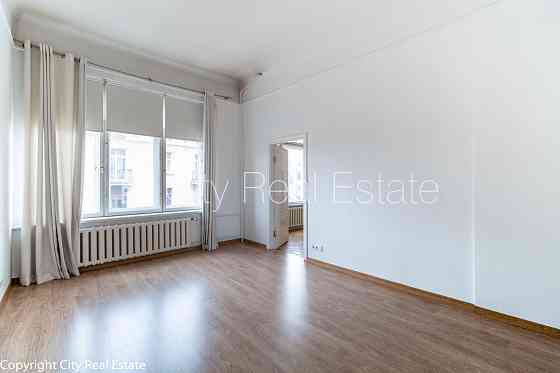 Фасадный дом, реновированный дом, кирпичные стены, фасад с декоративной Рига