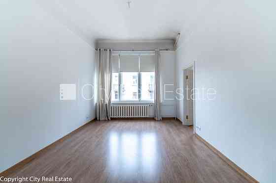 Фасадный дом, реновированный дом, кирпичные стены, фасад с декоративной Рига