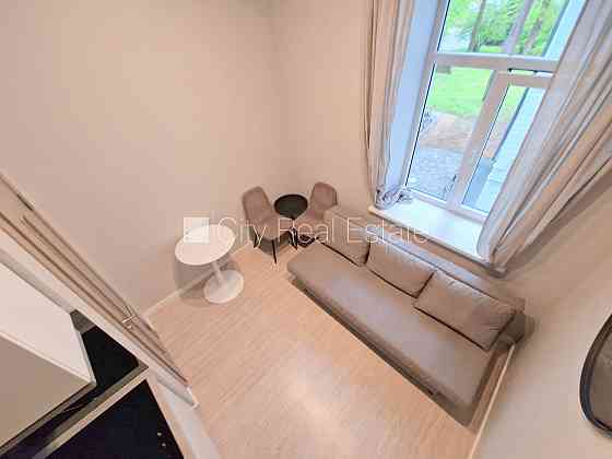 Фасадный дом, реновированный дом, закрытый двор, вход с улицы, лестничная клетка Rīga