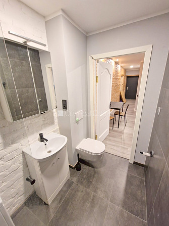 Pagalma ēka, renovēta māja, labiekārtots apzaļumots pagalms, ieeja no ielas, kāpņu telpa Rīga - foto 12