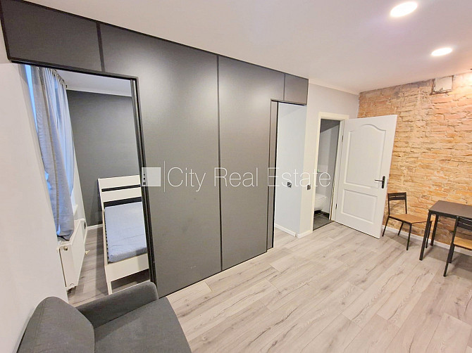 Pagalma ēka, renovēta māja, labiekārtots apzaļumots pagalms, ieeja no ielas, kāpņu telpa Rīga - foto 6