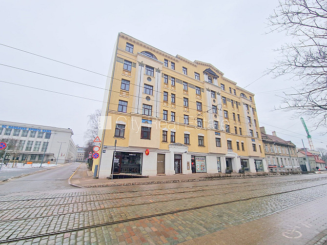 Pagalma ēka, renovēta māja, labiekārtots apzaļumots pagalms, ieeja no ielas, kāpņu telpa Rīga - foto 19