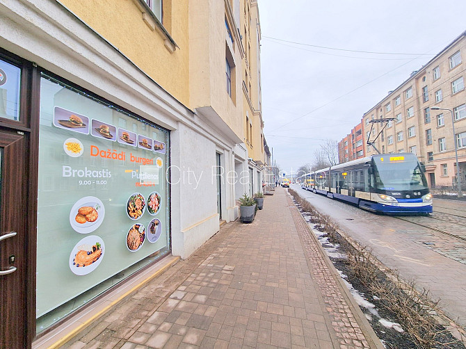 Pagalma ēka, renovēta māja, labiekārtots apzaļumots pagalms, ieeja no ielas, kāpņu telpa Rīga - foto 17