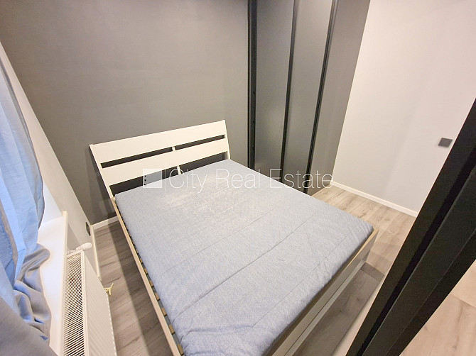 Pagalma ēka, renovēta māja, labiekārtots apzaļumots pagalms, ieeja no ielas, kāpņu telpa Rīga - foto 8