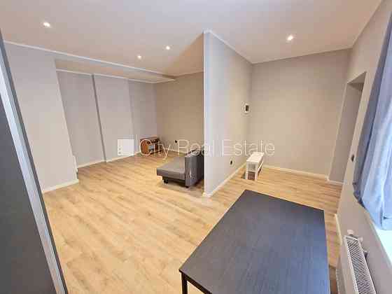 Здание во дворе, реновированный дом, закрытый двор, вход с улицы и со двора, окна Rīga