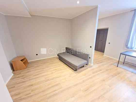 Здание во дворе, реновированный дом, закрытый двор, вход с улицы и со двора, окна Rīga