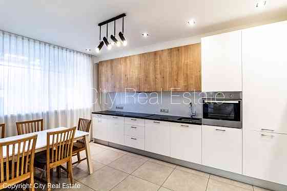 Рядный дом, благоустроенная озеленённая территория, подъездная дорога покрыта Jūrmala