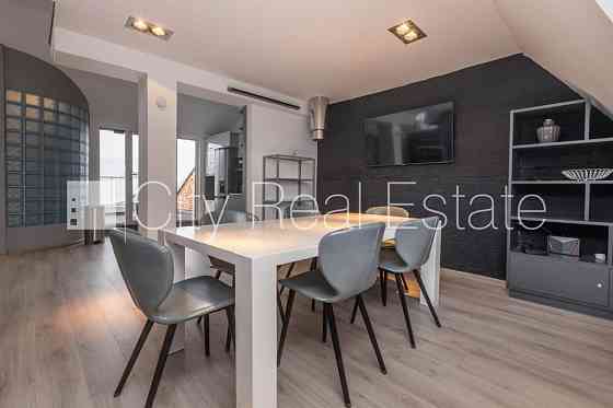 Фасадный дом, вход с улицы, лестничная клетка после капитального ремонта, Rīga