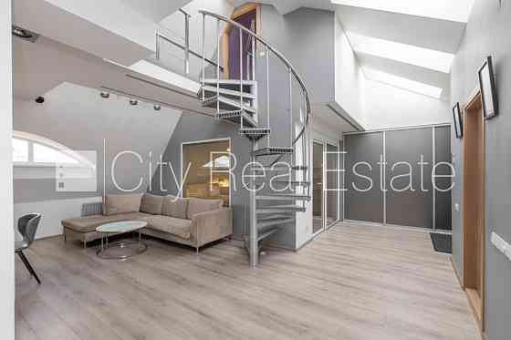 Фасадный дом, вход с улицы, лестничная клетка после капитального ремонта, Rīga