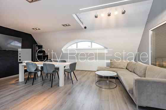 Фасадный дом, вход с улицы, лестничная клетка после капитального ремонта, Rīga