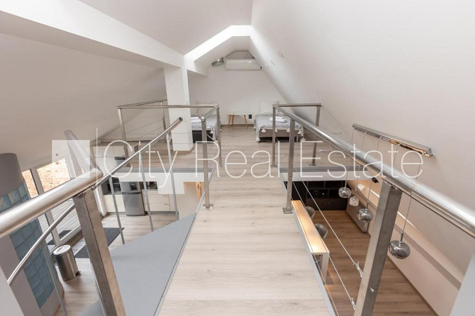 Fasādes māja, ieeja no ielas, kāpņu telpa pēc kapitālā remonta, terase, logi vērsti mājas Rīga - foto 18