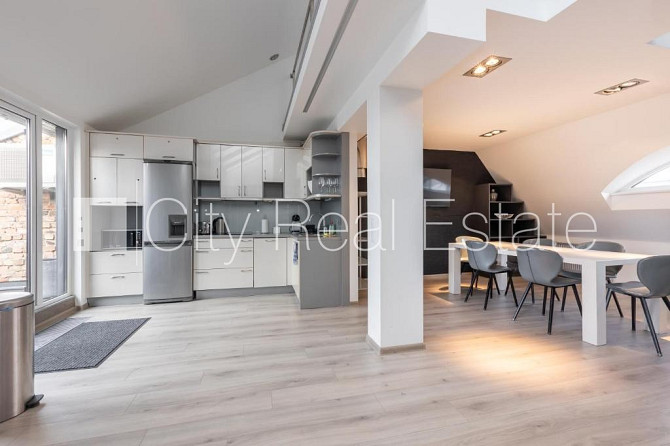 Fasādes māja, ieeja no ielas, kāpņu telpa pēc kapitālā remonta, terase, logi vērsti mājas Rīga - foto 8