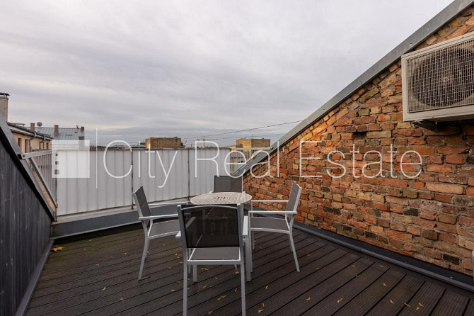 Fasādes māja, ieeja no ielas, kāpņu telpa pēc kapitālā remonta, terase, logi vērsti mājas Rīga - foto 11