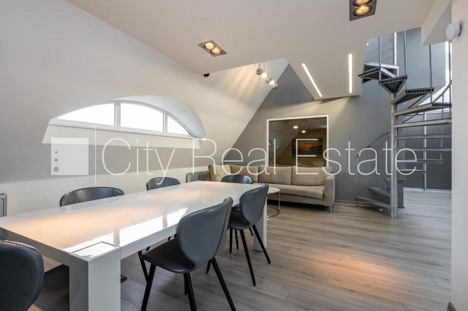 Fasādes māja, ieeja no ielas, kāpņu telpa pēc kapitālā remonta, terase, logi vērsti mājas Rīga - foto 3