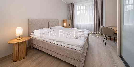 Новостройка, фасадный дом, зеленая территория, благоустроенная озеленённая Юрмала