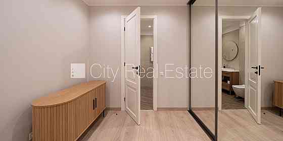 Новостройка, фасадный дом, зеленая территория, благоустроенная озеленённая Юрмала