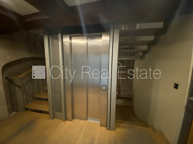 Fasādes māja, renovēta māja, ieeja no ielas, ir lifts, kāpņu telpa pēc kapitālā remonta, Rīga - foto 17