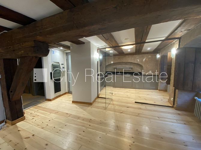 Fasādes māja, renovēta māja, ieeja no ielas, ir lifts, kāpņu telpa pēc kapitālā remonta, Rīga - foto 1