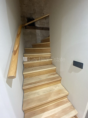 Fasādes māja, renovēta māja, ieeja no ielas, ir lifts, kāpņu telpa pēc kapitālā remonta, Rīga - foto 18