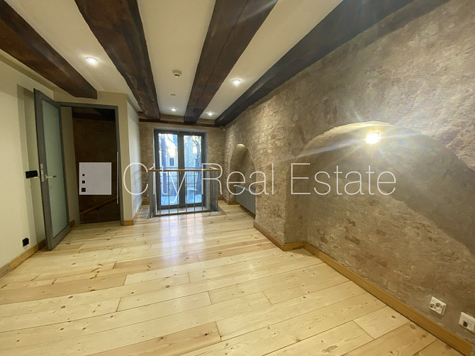 Fasādes māja, renovēta māja, ieeja no ielas, ir lifts, kāpņu telpa pēc kapitālā remonta, Rīga - foto 11