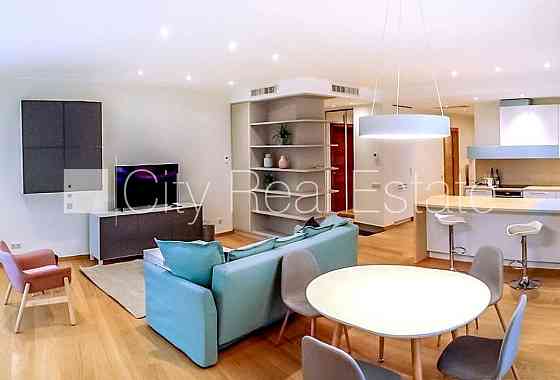 Благоустроенная озеленённая территория, закрытая территория, место для машины, Rīga