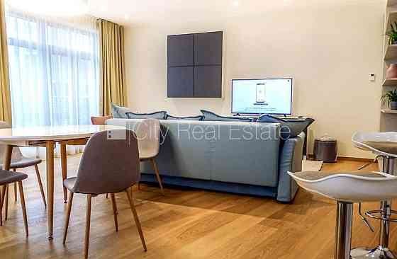 Благоустроенная озеленённая территория, закрытая территория, место для машины, Rīga