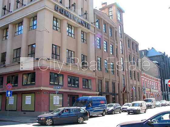 Фасадный дом, реновированный дом, вход с улицы, лифт, окна выходят во двор, Rīga