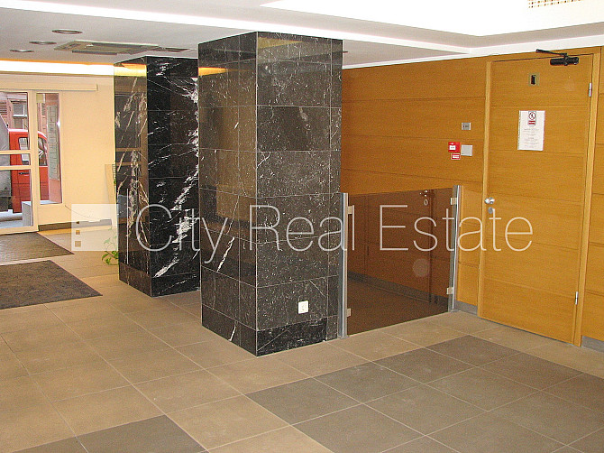 Fasādes māja, renovēta māja, ieeja no ielas, ir lifts, logi vērsti uz pagalma pusi, centrālā Rīga - foto 5