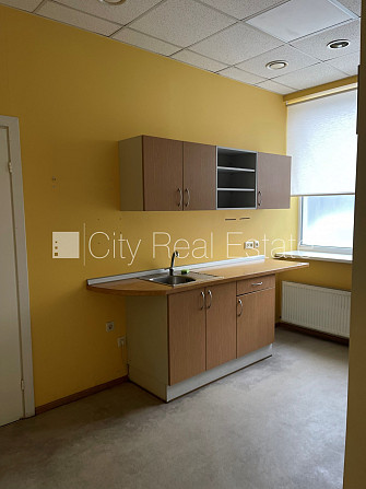 Fasādes māja, viena kvadrātmetra apsaimniekošanas maksa mēnesī  1.6 EUR, ieeja no ielas, logi Rīga - foto 10