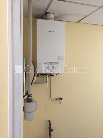 Fasādes māja, viena kvadrātmetra apsaimniekošanas maksa mēnesī  1.6 EUR, ieeja no ielas, logi Rīga - foto 12