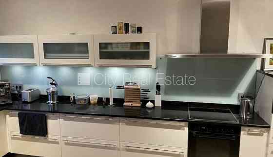 Новостройка, благоустроенная озеленённая территория, места для нескольких Рига