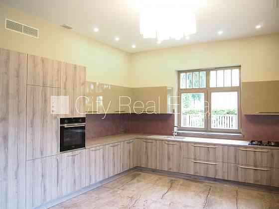 Частный дом, благоустроенный озеленённый двор, гараж на одну машину, терасса, Юрмала