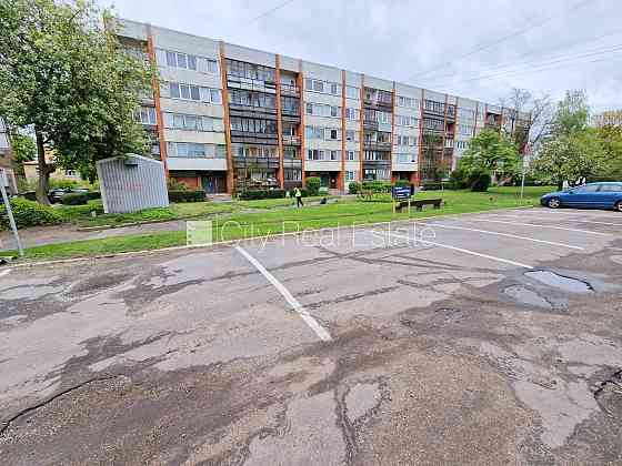 Место для машины, въезд на территорию предъявляя пропуск, стоянка на территории Рига