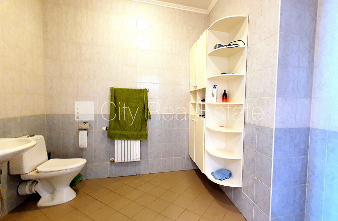 Zeme īpašumā, privātmāja, labiekārtota apzaļumota teritorija 1910 m2, garāža divām Rīga - foto 17