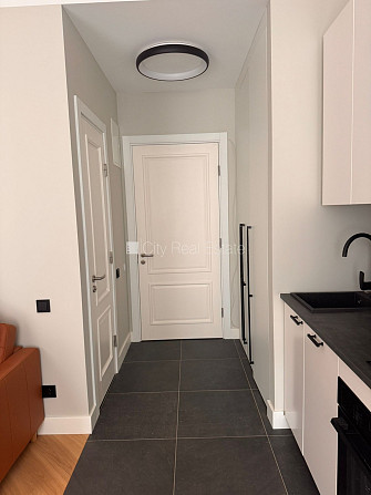 Студио, кухня объединена с комнатой, высокие потолки, центральное отопление, Рига - изображение 7