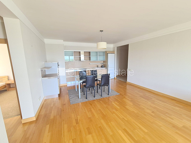 Новостройка, закрытый двор, закрытая территория, гаражные ворота оснащены Рига - изображение 12