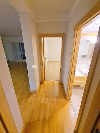 Новостройка, закрытый двор, закрытая территория, гаражные ворота оснащены Рига - изображение 10