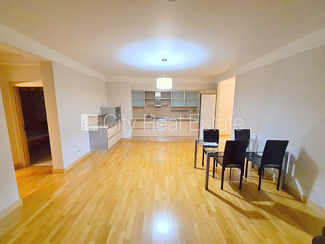 Новостройка, закрытый двор, закрытая территория, гаражные ворота оснащены Рига - изображение 1