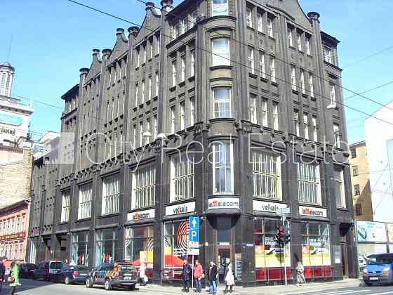 Фасадный дом, закрытый двор, вход с улицы, окна выходят во двор, окна выходят на Rīga