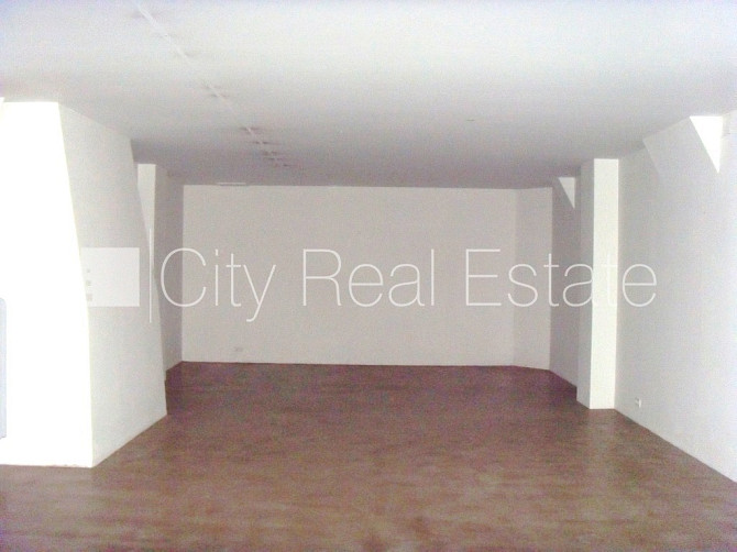 Fasādes māja, slēgts pagalms, ieeja no ielas, logi vērsti uz pagalma pusi, logi vērsti uz Rīga - foto 14