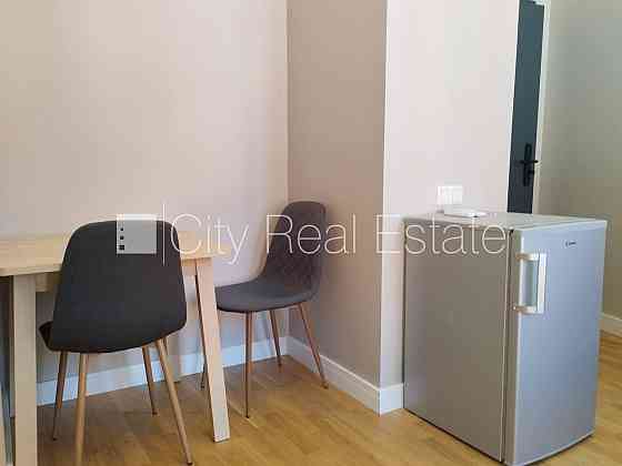 Фасадный дом, возможность аренды парковки, вход с улицы, лестничная клетка после Рига