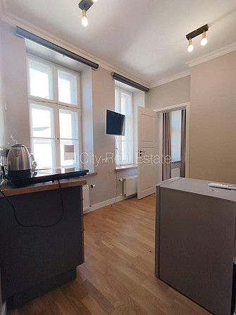 Фасадный дом, возможность аренды парковки, вход с улицы, лестничная клетка после Рига - изображение 8